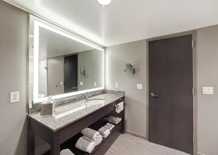 Doubletree By Hilton Bloomington